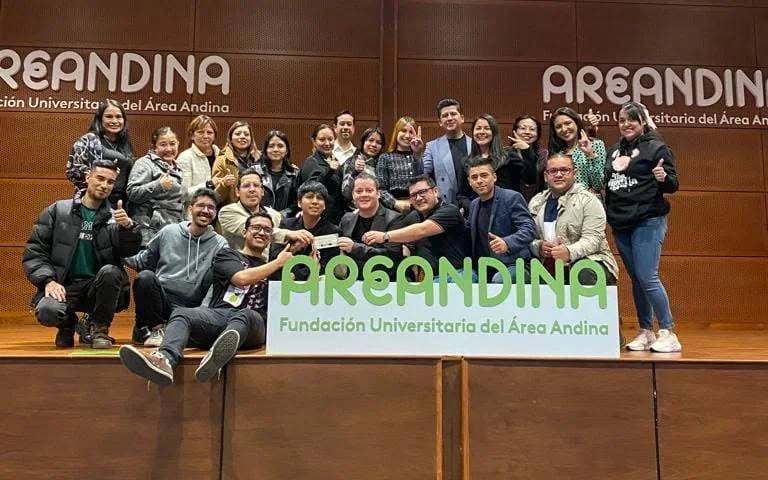 Grupo reunido junto al letrero de la Fundación Universitaria del Área Andina