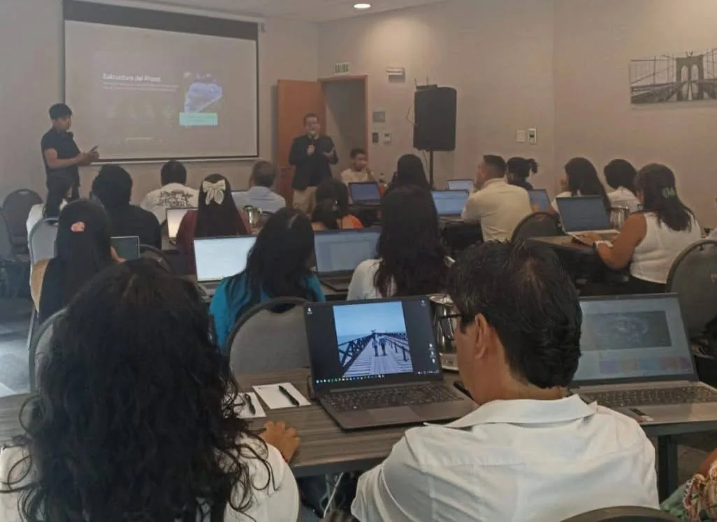 Participantes con laptops durante la capacitación de IA aplicada a contabilidad en Quantum Consultores