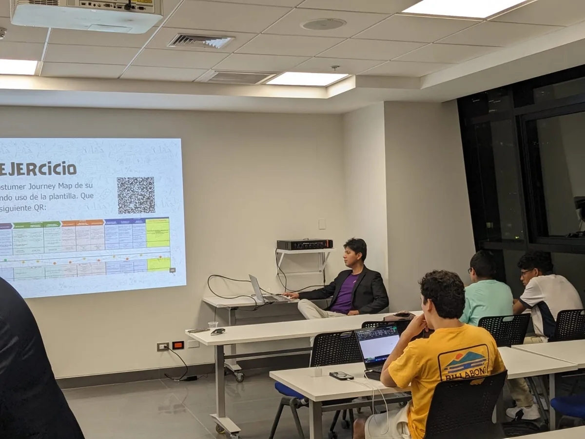 Sesión de Innova Ulima con un ejercicio de Customer Journey Map proyectado